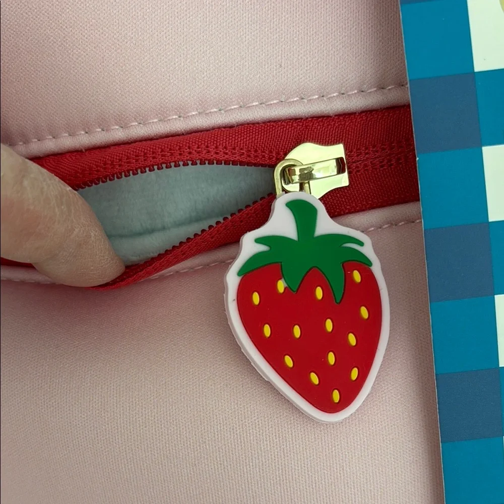 Pink laptop sleeve with red strawberries 🍓 pulls